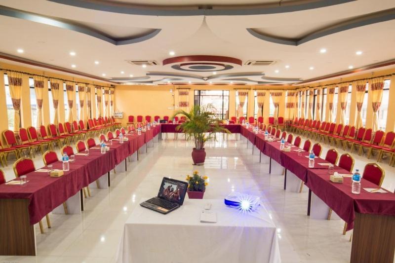Hotel Royal Safari Chitwan Εξωτερικό φωτογραφία