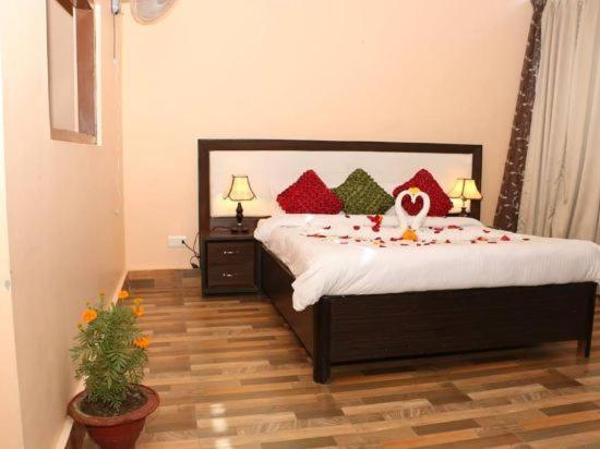 Hotel Royal Safari Chitwan Εξωτερικό φωτογραφία